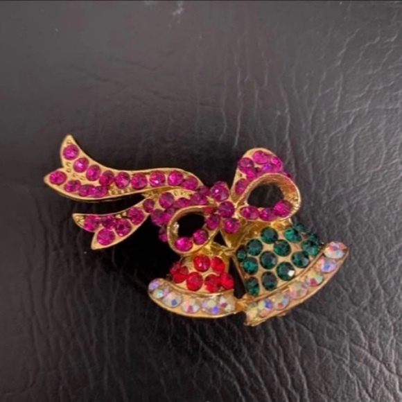 💗 Jingle Bells Crystal Pin Christmas NEW - Picture 1 of 2